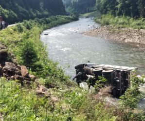 Містичне Яремче, кожного дня аварія: поблизу містечка вантажівка злетіла в річку (ФОТО)