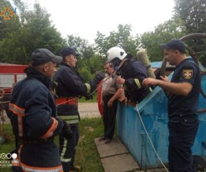 У Надвірній рятувальники витягнули тіло жінки з колодязя (ФОТО)