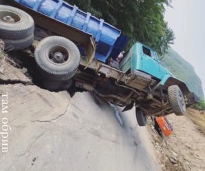 За мить до трагедії: у Карпатах вантажівка ледь не зірвалася в обрив (фото, відео)