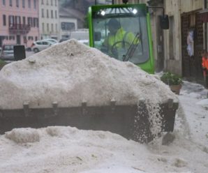 У Франції курорт  літом засипало градом: Через крижані замети на вулиці виїхала снігоприбиральна техніка (ФОТО)