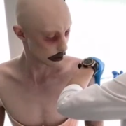У Москві на вакцинацію прийшов “іншопланетянин”: ВІДЕО
