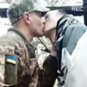 Солдатський поцілунок: відео українського військовослужбовця-гея викликало бурхливе обговорення в Мережі