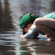 Грався на подвір’ї і кудись зник: 2-річний хлопчик втопився у ставку біля власного дому