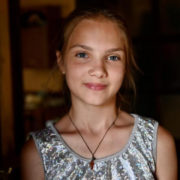 “Вода піднімалась і все затоплювала”: 12-річна дівчинка Тетяна, як врятувала  4 дітей від повені Отримала нагороду президента
