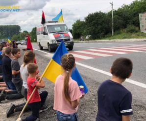 “Навіть діти стояли на колінах”: на Львівщині зустріли загиблого захисника