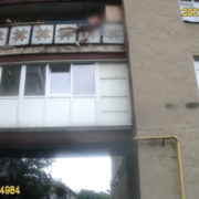 В Івано-Франківську патрульні спіймали чоловіка, який хотів вистрибнути з вікна