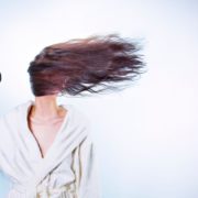 “Випадало разом зі шкірою”: 18-річна дівчина залишилася напів лисою після фарбування волосся у перукарки