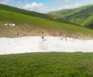У Карпатах туристи досі катаються на лижах (ФОТО)