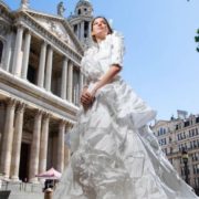 Ковід задав новий тренд: у Британії створили ексклюзивну весільну сукню з медичних масок (фото)
