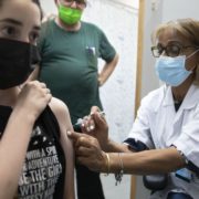 Головний санлікар розповів, коли та за яких умов в Україні почнуть вакцинувати дітей