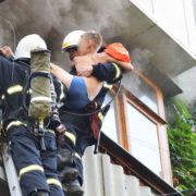 Виглядав з балкону: у Миколаєві врятували хлопчика з квартири, яка палала (відео)