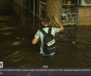Київ перетворився на Венецію, люди плавали на сапбордах: як у столиці боряться із наслідками негоди