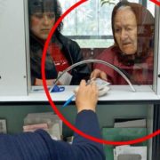 Касир «послав» бабусю в банкомат, але її відповідь змусила зал аплодувати стоячи. ОБЛАМАЛА КРАСИВО (відео)