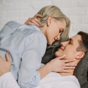 Задоволення, а не випробування: експерти розповіли, як краще займатися сексом у спеку (18+)