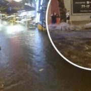 Чийсь батько і син… після зливи потоком води вулицями плило тіло чоловіка (відео)