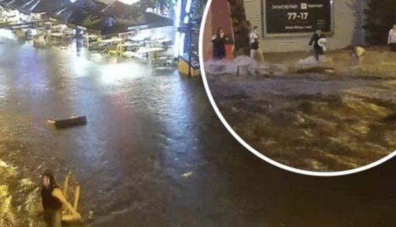 Чийсь батько і син… після зливи потоком води вулицями плило тіло чоловіка (відео)
