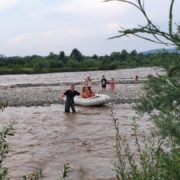 На Прикарпатті врятували 6 дітей, які у негоду опинилися на острові посеред річки