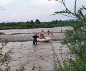 На Прикарпатті врятували 6 дітей, які у негоду опинилися на острові посеред річки