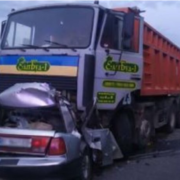 “Шансів вижити не було”: у жахливій автотрощі вантажівка розчавила автомобіль (ФОТО)