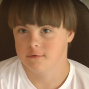 Педагог погрожувала відрізати статевий орган 12-річному хлопчику із синдромом Дауна