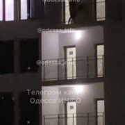Пара зайнялася сексом на балконі багатоповерхівки: сусіди підглядали (фото, відео)