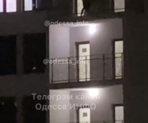 Пара зайнялася сексом на балконі багатоповерхівки: сусіди підглядали (фото, відео)
