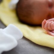70 тисяч доларів за дитину: одна з клінік України продавала немовлят за кордон