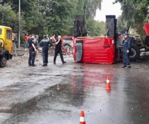 На Прикарпатті в ДТП перекинулась пожежна машина: 6 рятувальників госпіталізували
