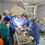 Батько віддав свій орган сину: на Прикарпатті вперше провели родинну трансплантацію нирки (фото)