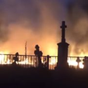 Вогонь вище хрестів: п’ятниця 13-те обернулася жахливою пожежею на українському кладовищі