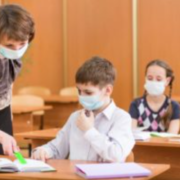 Вакцинація вчителів в Україні буде обов’язковою, а інакше школи закриють