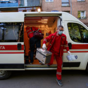 Не пропустили швидку: у Франківську серед вулиці помер чоловік, до якого не встигли приїхати медики