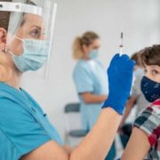Вакцину вже визначено: МОЗ готується до вакцинації дітей від коронавірусу, але є нюанси