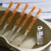У Британії дозволили третю дозу вакцин Pfizer й AstraZeneca: кому робитимуть бустерні щеплення