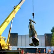 На Прикарпатті демонтували пам’ятник радянському солдату