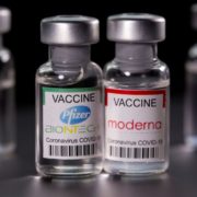 Вражає молодих: виявлено новий побічний ефект Pfizer і Moderna