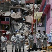У Мексиці велетенська скеля за лічені миті поховала під собою 4 будинки, під завалами сподіваються знайти вцілілих