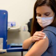 Чи заразна вакцина від коронавірусу: Комаровський дав відповідь