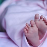 Залишила новонародженого сина на порозі у сусідів, а той замерз: у Калуші засудили багатодітну матір