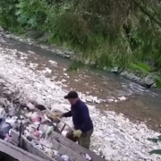 “Мені так наказали”: туристи зняли відео, як чоловік скидає з воза сміття просто у річку біля озера Синевир