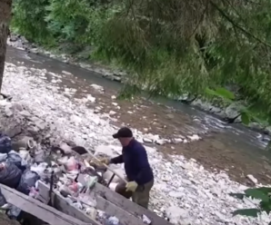 “Мені так наказали”: туристи зняли відео, як чоловік скидає з воза сміття просто у річку біля озера Синевир