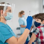 Вакцинація дітей від коронавіруса в Україні: в МОЗ роз’яснили деталі