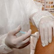Чи проводитимуть в Україні вакцинацію третьою дозою: пояснення головного санлікаря