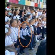 Першокласник з Дніпра, підірвав соцмережі: Прямо під час урочистої лінійки хлопчина не заважючи ні на що пішов у танок (Відео)