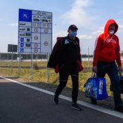 Прикарпатцям на замітку: заробітчанам закриють в’їзд на роботу до Польщі