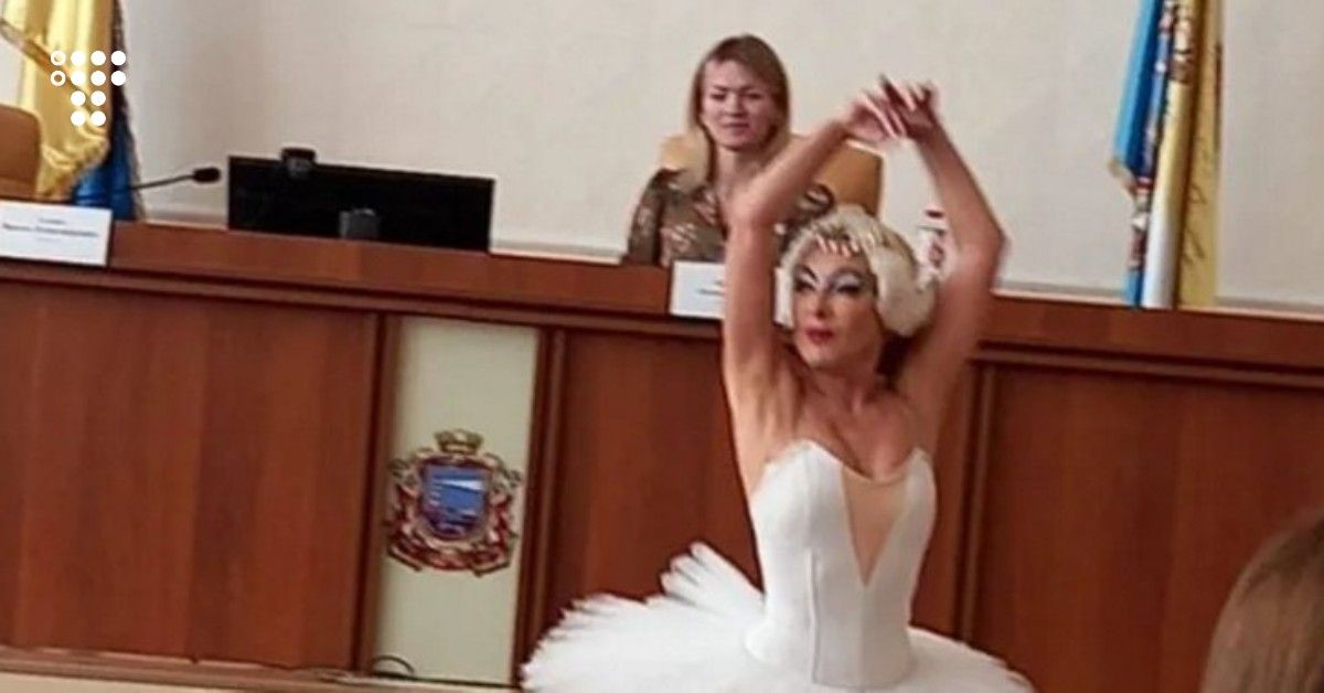 Посадовиця Чорноморської міськради привітала мера з днем народження танцем із «Лебединого озера» | Громадське телебачення