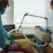 “Штам “Дельта” робить із легенів “фарш”, з’явився кашель, що добиває”: лікарі оприлюднили нові жахливі факти (ВІДЕО)
