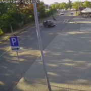 Мотоцикліст пролетів десяток метрів у повітрі після зіткнення з авто. Відео