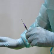 В Україні можуть запровадити третю дозу вакцини від коронавірусу: кого будуть щеплювати