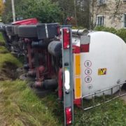 На Франківщині перевернулася вантажівка зі смолою. Травмувався водій (ФОТО)